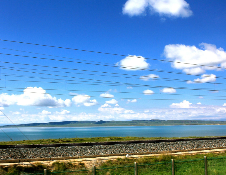The clean lake and clear sky along Qinghai-Tibet Railway